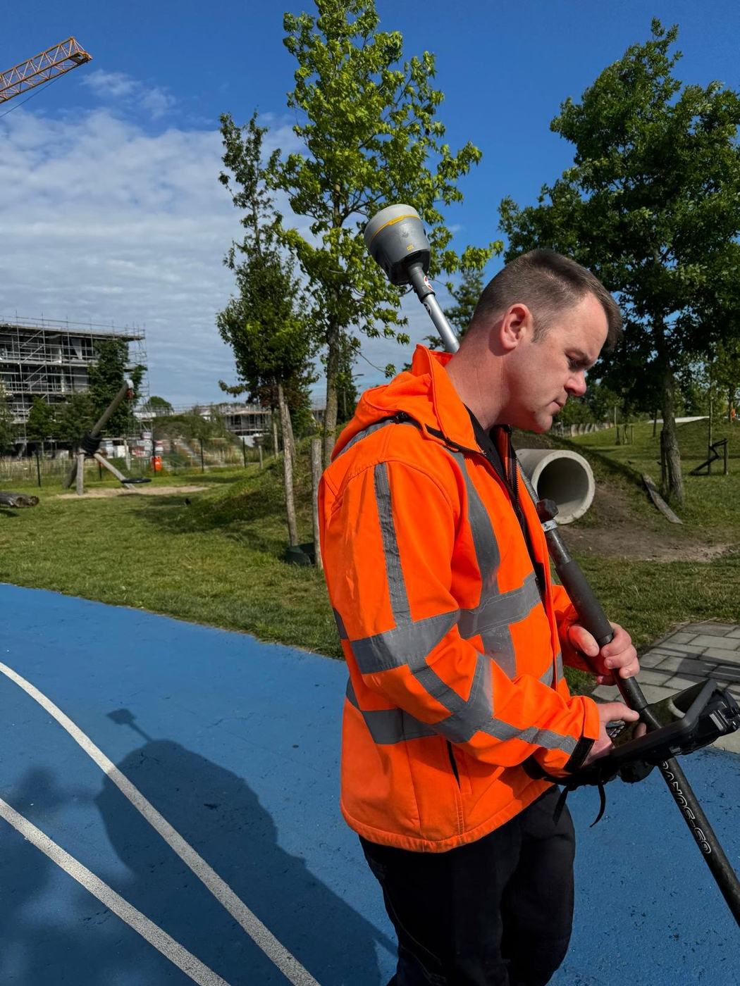 Meting — Inmeten sportcomplex — atletiekbaan en basketbalveld