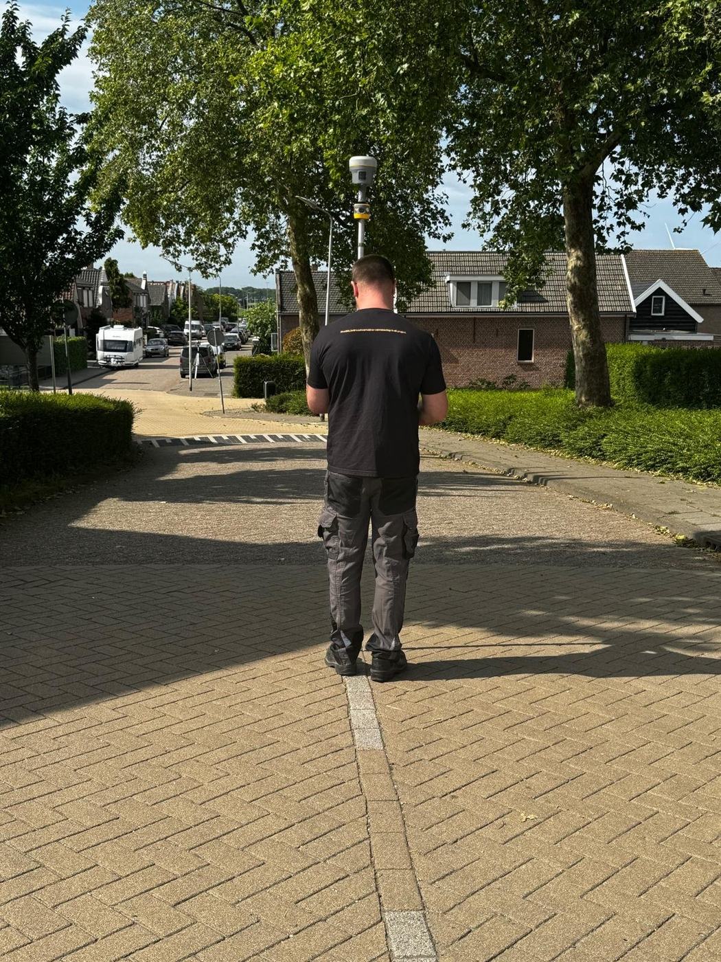 Martin Aarts met GNSS-apparatuur op locatie